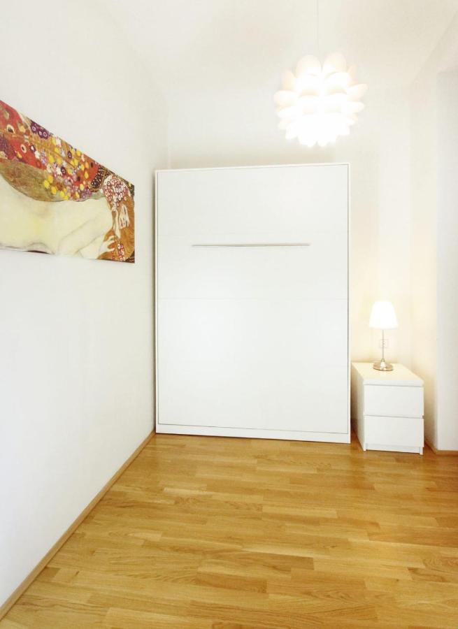 Herzlich Willkommen - Kuess Die Hand Apartment Wina Bagian luar foto